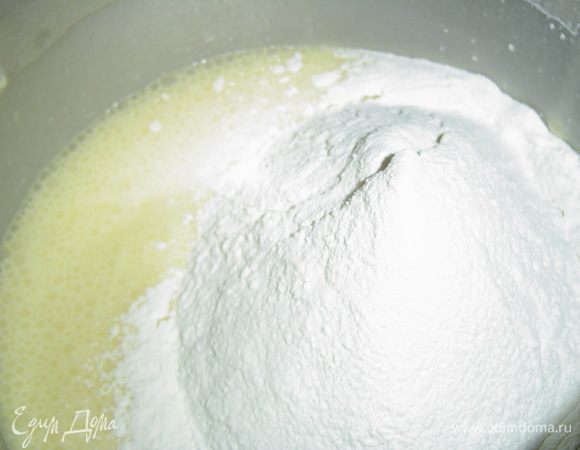 в конце добавляем муку и замешиваем жидкое тесто.
