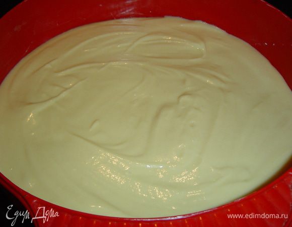 Форму смазываем маслом и выливаем половину теста,