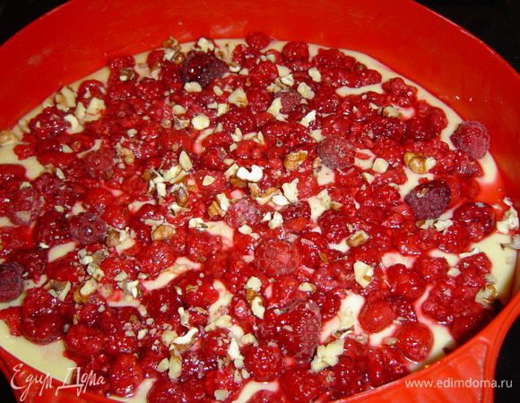 сверху выкладываем 2/3 малины и половину измельченных орехов,