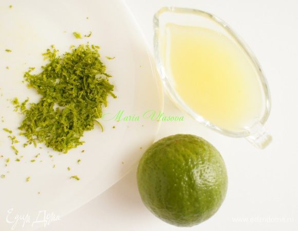 С лайма снять цедру и отжать сок.