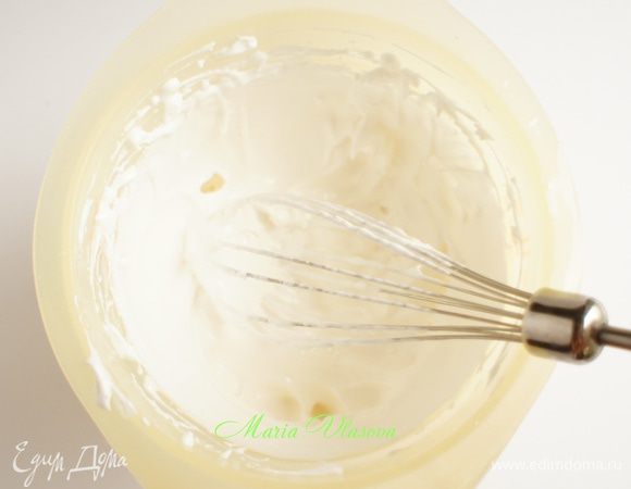 Отделить белки от желтков. Взбить белки до твёрдых пиков с сахаром. 