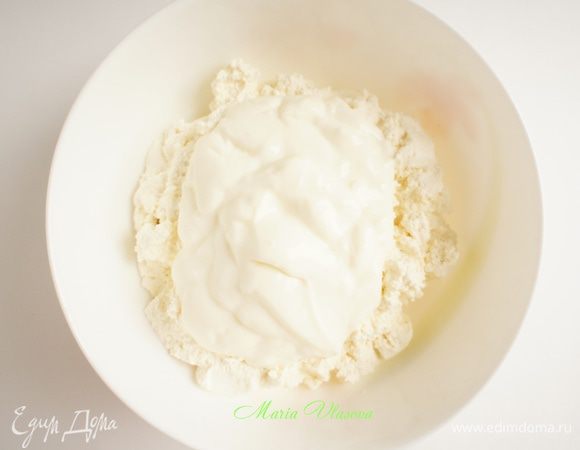 Соединить творог, ванильный сахар и йогурт. Перемешать.