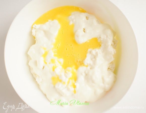 Добавить желтки. Перемешать.