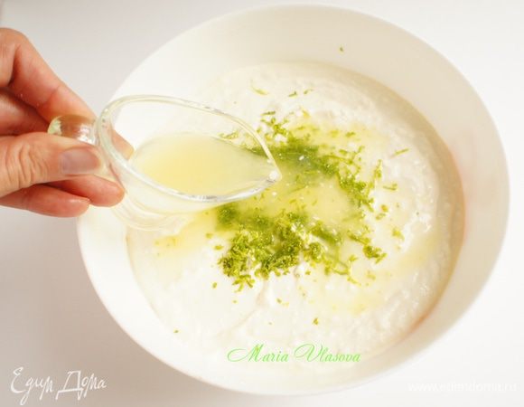 Добавить цедру и сок лайма. Перемешать.