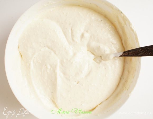 Постепенно добавить взбитые белки, аккуратно перемешивая.