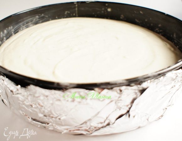 Вылить творожную массу в подготовленную для выпечки разъемную форму (ее необходимо застелить с внешней стороны фольгой, смазать слив. маслом и присыпать мукой).