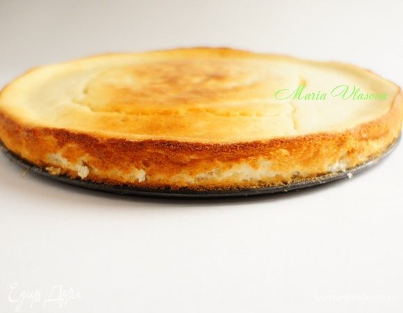 После выпекания пирог полностью остудить и извлечь из формы.