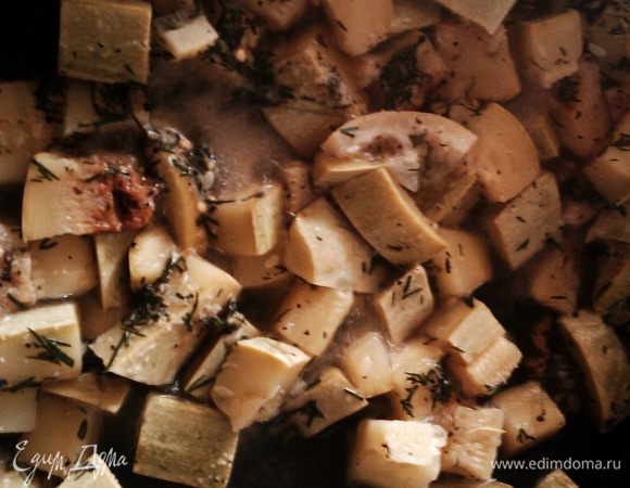 Нарезаем кабачки и обжариваем, предварительно посолив и поперчив. Сразу хочу сказать что для такой икры лучше не жалеть соли, так как если недосолить, то икра получиться абсолютно безвкусной, а исправить в готовом состоянии уже не получится, поэтому лучше солить больше чем обычно. По непонятным мне причинам соль там практически не чувствуется, даже при том что я соленное вообще не ем.