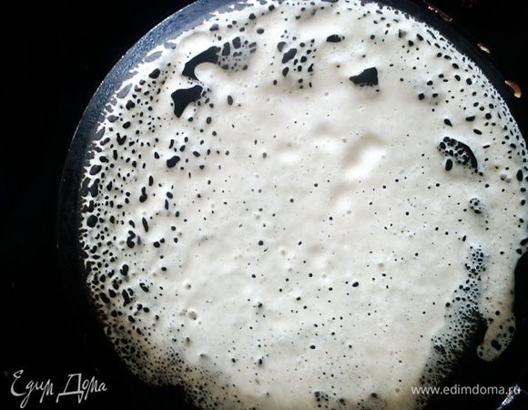 Перед каждым блинчиком я смазываю сковороду промоченным в растительном масле ватным диском. 
После обжарки смазываю сливочным маслом.