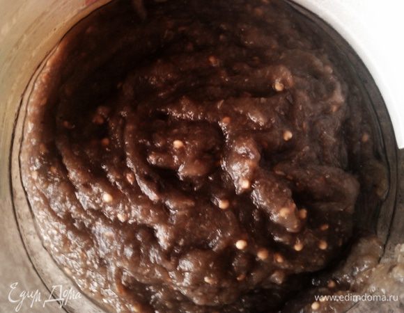 Таким же образом нарезаем, обжариваем и измельчаем баклажаны. 