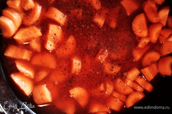 Тушим морковку с добавлением разведенной в воде томатной пастой