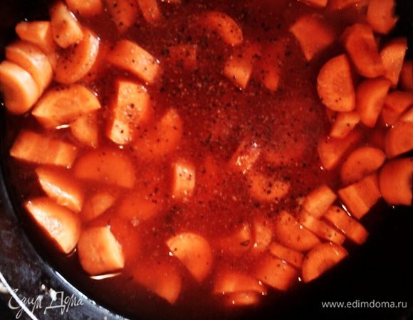 Тушим морковку с добавлением разведенной в воде томатной пастой