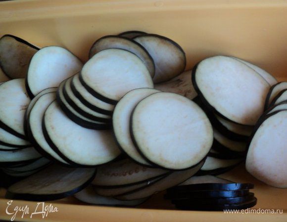 Баклажаны и кабачок помыть, обсушить, отрезать хвостики и нарезать тонкими пластами или кружочками. Удобно это делать на специальной терке. Баклажаны залить маринадом, приготовленным из воды, соли, сахара и уксуса, на 30 мин. Затем маринад слить.