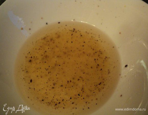 Приготовить глазурь, смешав оливковое масло, мед, соль и перец.