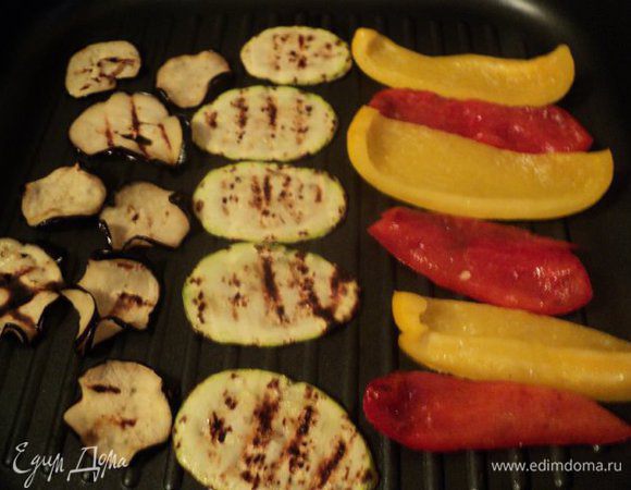 Сковородку гриль хорошо нагреть, выложить в один ряд овощи и жарить по 1-2 мин. с двух сторон.