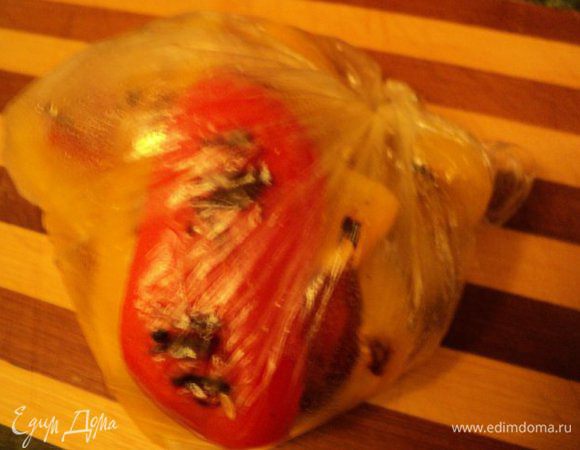 Перец еще горячим сложить в полиэтиленовый пакет, оставить на 15 мин, затем снять кожицу.
