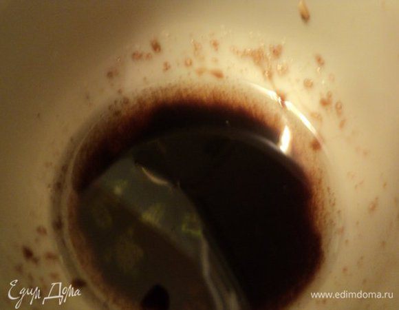 Приготовить заправку, смешав оливковое масло, бальзамический уксус и мед.