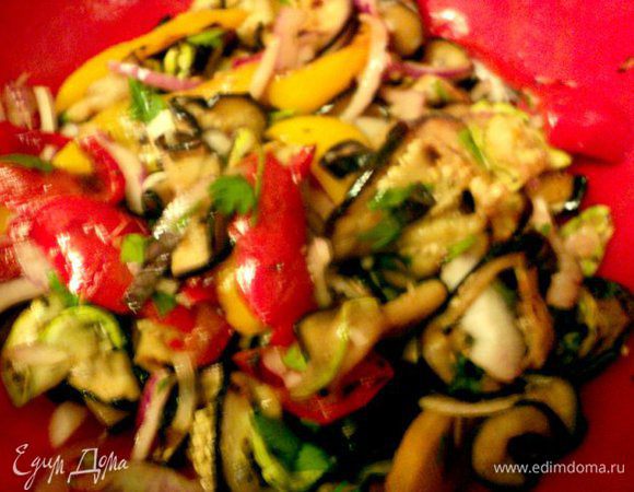 Смешать овощи гриль, добавить зелень, лук и заправку, перемешать. Дать постоять 15-20 мин.