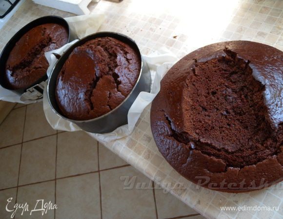 Выпекаем бисквит. Один бисквит (на 4 яйца) в форму 29 см и два бисквита на 2 яйца в формы 22 и 23 см. Башни у моих бисквитов посрывало, так как муки я кинула "на глаз" и тесто было густоватым. Не ленитесь все перепроверять. Остудить.