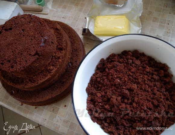 Остатки (обрезки) коржей покрошить, добавить сливочное масло, какао и сахарную пудру (по вкусу).