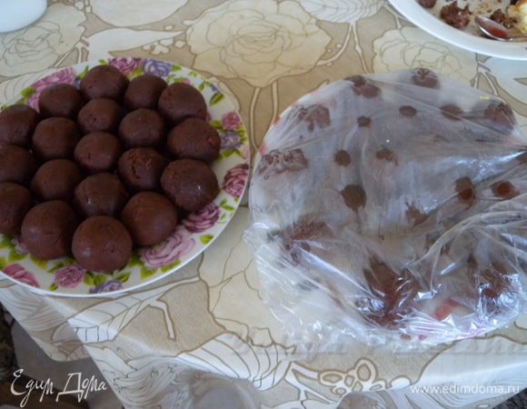 Накатать шариков диаметром (каким вам надо) около 4 см. Отправить в холодильник для застывания масла (крема).