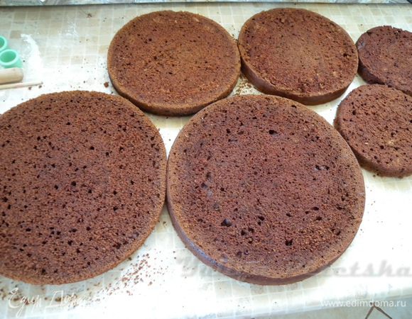 Каждый корж разрезать пополам и пропитать пропиткой (можно чем вам нравится, сиропом, соком...). Только не перемочите. У меня на обычный бисквит 22 см уходит около 200 мл пропитки.