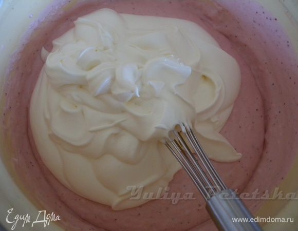 Далее готовим наше суфле. Йогурт у меня домашний. Для дополнительного вкуса я решила добавить еще и клубничного пюре. Оно у меня было замороженное. Я его конечно предварительно заморозила. Смешиваем йогурт, пюре (у меня оно было с сахаром), сметану и сахарную пудру (по вкусу). Измеряем объем. Нам нужно подсчитать кол. желатина. Быстрорастворимого нужно 30 г на 1 литр. Посчитали? Далее заливаем желатин горячей водой и даем набухнуть. Слить лишнюю волу и растворить его в микроволновке (прогреть, но не кипятить) или на водяной бане. Далее, в желатин вливаем пару ложек крема и быстро перемешиваем. Потом эту смесь вливаем тоненькой струйкой в крем, при этом взбивая миксером крем. Чтобы желатин не успел кусками застыть в креме. Отправить крем-суфле (заготовку) в холодильник, время от времени помешивать вручную венчиком. В это время взбить сливки. Наблюдаем за суфле. Как только вы увидите, что суфле начало схватываться - вынимаем из холодильника и вмешиваем туда взбитые сливки. От этого суфле получается ооочень воздушным. Но тут осторожно - суфле моментально застывает. Его нужно сразу же выливать на корж или форму.