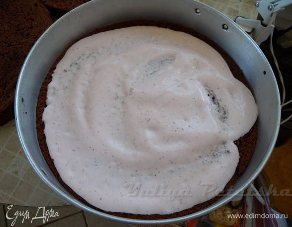 Если нет еще опыта, лучше для каждого слоя отдельно замешивать суфле. Но я делала все три слоя сразу. Итак, приготовили заранее шарики и малину. Шарики нам нужны для поддержки коржей (ярусов торта), так как такое нежное суфле не выдержит такой вес торта. Тем более мне нужно его было транспортировать по нашим хорошим дорогам :-). Так, делаем все очень быстро: немножко суфле на корж (который заключен в форму) ,