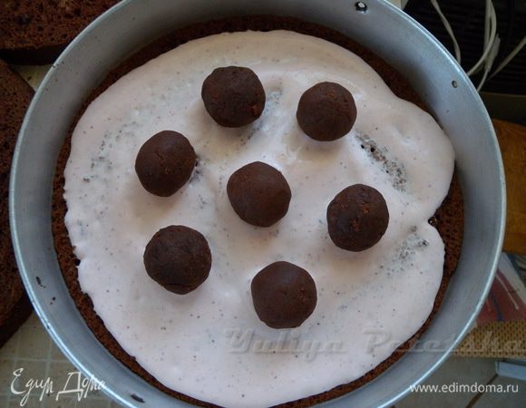 потом шарики из коржа и крема (выложить по границам верхнего будущего яруса торта).