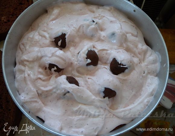 Далее до половины заливаем суфле,