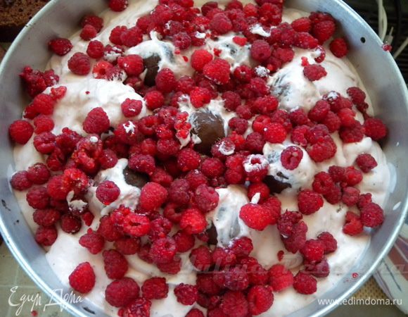 сыпем малину и до верху шариков заливаем суфле.