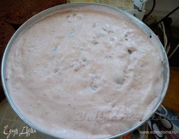 Накрываем вторым коржи и отправляем в холодильник. Я одновременно делала три яруса. Отдельно о малине. Малина мягкая, и ее нельзя вмешивать в суфле ложкой, ее нужно именно засыпать в слои. А то при перемешивании ложкой или венчиком она потеряет свою форму и потечет.