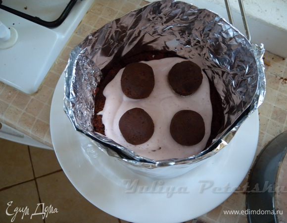 Нижний и средний ярус я заливала прям в форме в которой выпекала, а вот верхний был меньше формы, пришлось сделать бортики из фольги. Понятное дело, что шариков на этот слой нужно меньше.