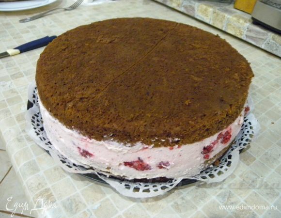 После 4-х часового пребывания в холодильнике (а лучше больше) можно доставать заготовки-ярусы из форм. Переворачиваем на подготовленный поднос.