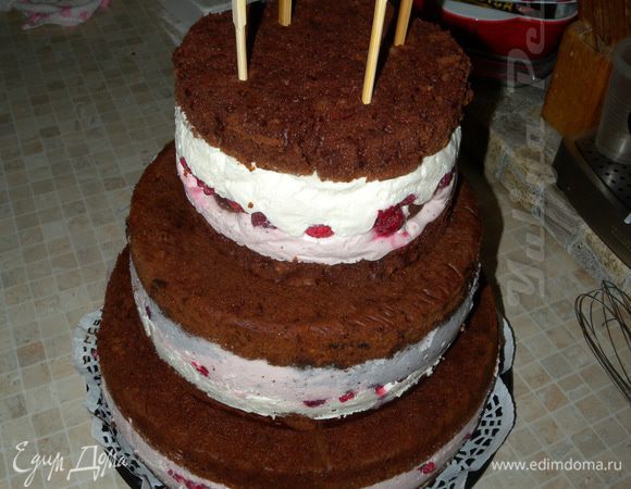 Мне пришлось закрепить торт палочками для суши (на фото торчат, но воткнула на всю глубину. Вынула уже когда фигурки ставила). Вообще это не коммерческий торт. Он очень нежный и мягкий. Был бы он устойчивее без взбитых сливок в суфле, да и можно было больше желатина всыпать. Но мне хотелось сделать очень нежно и по-домашнему. Кстати, везли мы его с мужем на авто на второй передаче, честно, и то я старалась не смотреть в багажник, так как торт так трусился из стороны в сторону, что я думала, мы его не довезем. Хорошо, что нужно было везти его 2.5 км. Был бы он устойчивее еще по одной причине. Если бы я его обтянула мастикой и под мастику дала масляный крем. Она бы его держала жестко, но я не хотела нагружать торт лишними 2 кг (масло + мастика). Торт и так получился тяжелым. Я так планировала сделать около 6 кг, а получился 9 кг !!!!! :-)