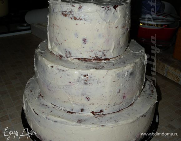 Взбить сливки с сахарной пудрой и немного покрыть торт.