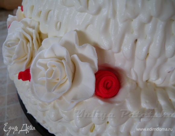 Уже перед самой подачей украсить торт. Я заранее сделала фигурки. Именно кошку и кота хотела моя подруга, и еще розы. Тут опять было не очень. На фоне сливок розы из мастики не смотрелись вообще. Тем более белые розы на белом креме. Красные были более менее.