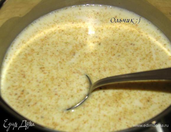 Желатин замачиваем в холодной воде. В небольшой кастрюле нагреваем молоко. Стручок ванили разрезаем пополам, мякоть вычищаем в молоко. Добавляем фисташковую пасту, сахар, сгущенное молоко и тщательно перемешиваем.