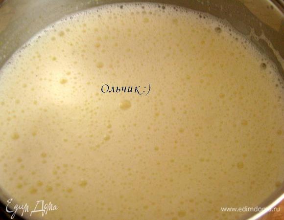 Желатин распускаем в микроволновке (10 сек.). Молоко снимаем с огня, добавляем желатин, перемешиваем до полного растворения и переливаем массу в большую форму или маленькие индивидуальные. Даем массе полностью остыть при комнатной температуре (около 30 минут), затем ставим в холодильник на 3 часа.