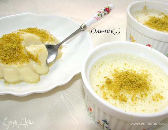 Форму переворачиваем на блюдо и извлекаем готовый флан. Или подаем в порционных креманках присыпав молотыми фисташками.