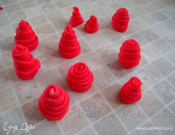 Это типа розочки. Просто косые полоски скатать.