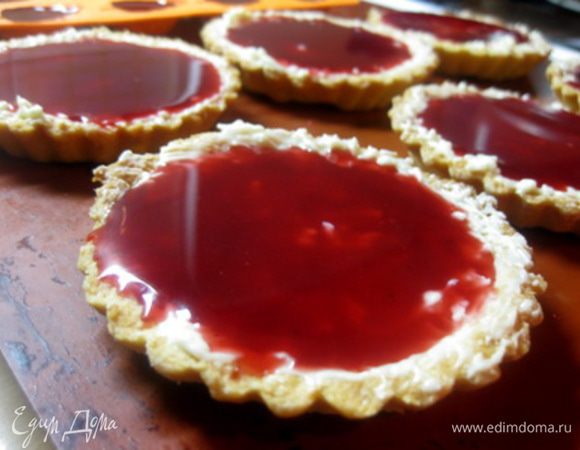 Для приготовления малинового желе.
Желатин залить 100 мл холодной воды и дать постоять 30 минут, затем подогреть желатин в микроволновой печи на мощности 640 Вт в течение 30 секунд.
Выложить малину в кастрюльку, добавить 100 мл воды и сахар, довести до кипения, проварить 1-2 минуты, чтобы сахар растворился. 
Протереть через сито, чтобы избавиться от зернышек.
Затем влить растворенный желатин и слегка прогреть (не доводить до кипения!). 
Дать малиновому желе остыть, затем наполнить тарталетки желе.