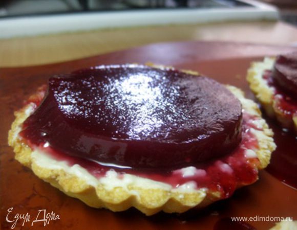 Остальное желе вылить в стакан, желательно такого же диаметра как и желе в тарталетках.
Все убрать в холодильник. Когда желе застынет (через 3-4 часа), аккуратно извлеките желе из стакана и разрежьте его на высоких кружков, выложите сверху на тарталетки.