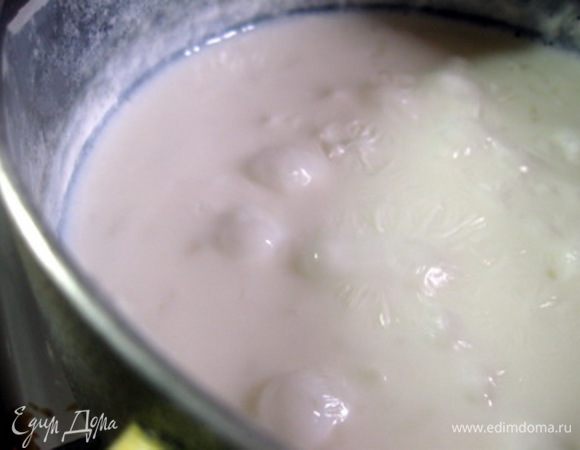 В это время вскипятите молоко.
Затем влить молоко в рис и продолжать варить на небольшом огне пока молоко не выпарится наполовину. 