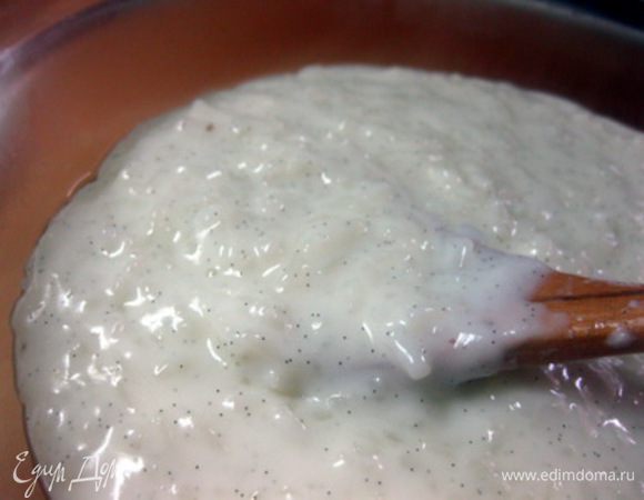 Добавить сахар и семена ванили, варить, постоянно помешивая, до получения густой молочной каши.
Перелить кашу в чистую сухую миску, пробить блендером до однородности и дать остыть, затем убрать ее в холодильник на 30-40 минут.