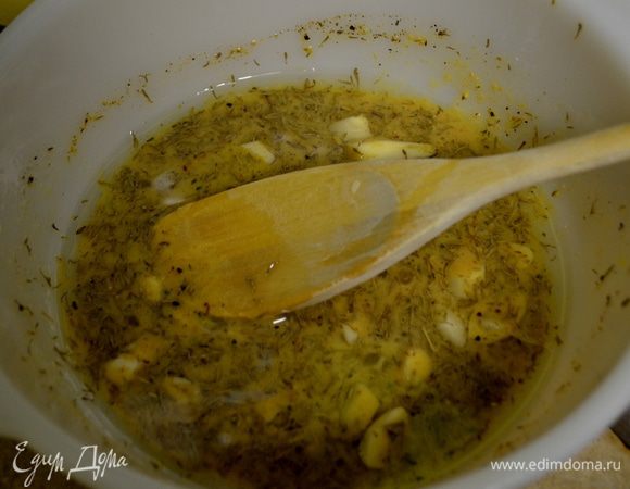 Смешать апельсин. сок, цедру, чеснок, тимьян, горчицу, соль и перец в большой посуде. Затем влить олив. масло и перемешать.