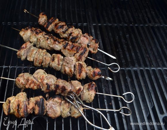 Подготовим гриль, разогрев.
Нанижем наше готовое мясо, встряхнув от маринада на шампура /skewers/ . И готовим до готовности наше мяско.