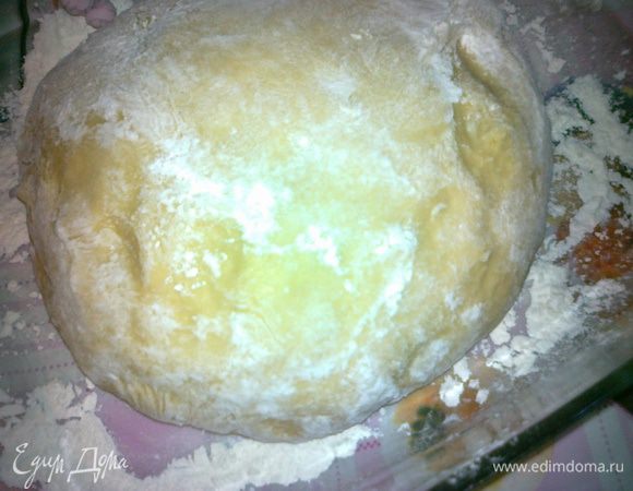 замесить тесто, смешать все ингридиенты кроме розмарина, когда тесто замешано, дать ему отдохнуть минут 15, затем вмесить розмарин, насыпать по доске розмарин с 1 ст. л. муки и вымесить на нем еще раз тесто, выложить в форму и оставить на подход, чтобы обьем теста увеличился втрое