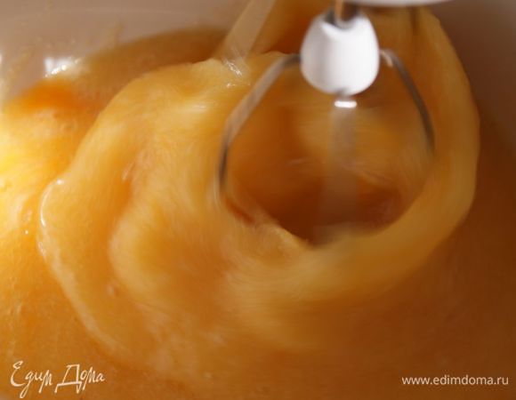 Яйца взбить с сахаром в течение 1 минуты.