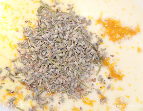 С апельсина снять цедру специальным ножом или натереть на терке. Добавить к взбитым яйцам цедру, ванильную эссенцию, мед и лаванду. Перемешать.